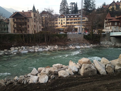Auf einem etwas über 100 Meter langen Abschnitt in der Rienz in Brixen hat die Wildbachverbauung Zyklopensteine an den Fuß der erodierten Böschung befördert, um so den Uferschutz zu verstärken; am rechten Bildrand die Unterdrittelbrücke. (Foto: LPA/Landesamt für Wildbach- und Lawinenverbauung Nord)