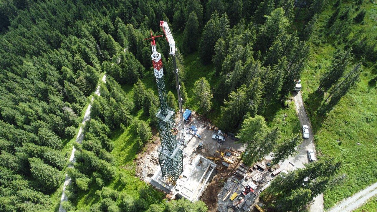 Il montaggio del ripetitore RAS nel nuovo sito di Racines (Fioto: ASP/RAS)