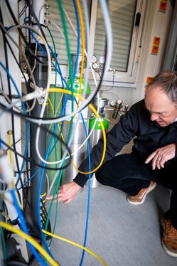 Im Inneren der Luftmessstationen erheben hochmoderne Messgeräte die Werte der einzelnen Luftschadstoffe: Im Bild Luca Verdi, Direktor des Labors für Luftanalysen und Strahlenschutz. (Foto: LPA/Fabio Brucculeri)