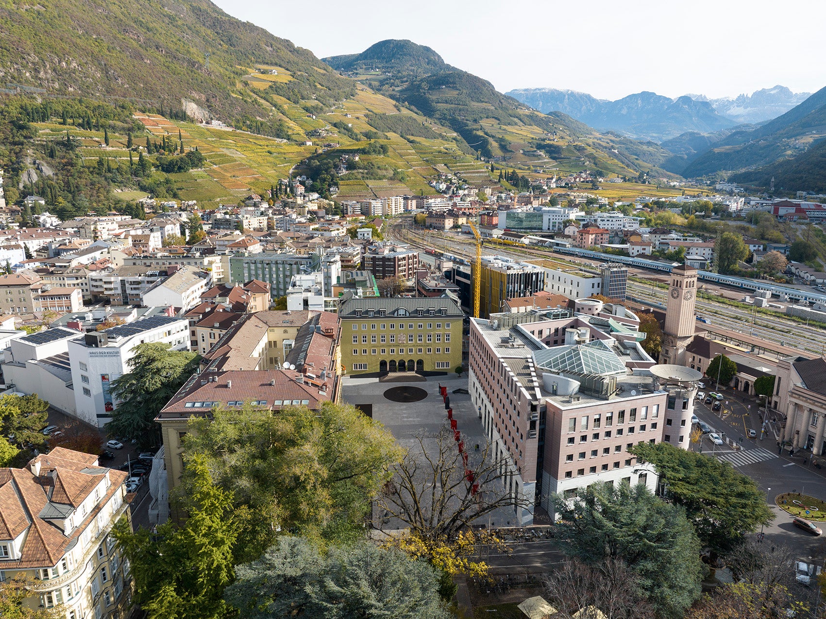 Die vier Ressortdirektoren Armin Gatterer, Ulrich Stofner, Gustav Tschenett und Martin Vallazza werden ihre Arbeit als Führungskräfte erster Ebene fortsetzen. Neu hinzu kommt Alexander Gruber, den die Landesregierung ebenfalls heute ernannt hat. Im Bild der Landhausplatz aus Drohnenperspektive (Foto: LPA/Paolo Crocetta)