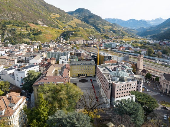 Die vier Ressortdirektoren Armin Gatterer, Ulrich Stofner, Gustav Tschenett und Martin Vallazza werden ihre Arbeit als Führungskräfte erster Ebene fortsetzen. Neu hinzu kommt Alexander Gruber, den die Landesregierung ebenfalls heute ernannt hat. Im Bild der Landhausplatz aus Drohnenperspektive (Foto: LPA/Paolo Crocetta)