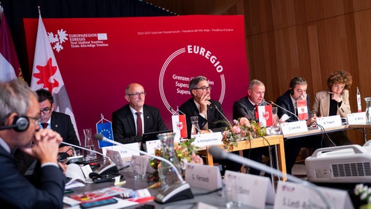À prejentà l program de lëur 2014-2025. Sun podium, da man Ciancia: Matthias Fink dl secretariat generel dl’Euregio, l sëurastant dl Tirol Anton Mattle, l presidënt dl’Euregio y presidënt dla Jonta provinziela de Bulsan Arno Kompatscher, l secreter generel dl’Euregio Christoph von Ach, l sëurastant dl Trentin Maurizio Fugatti y Elisa Bertò dl secretariat generel dl’Euregio. (Foto: USP/Fabio Brucculeri)