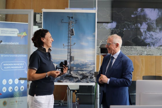 Bedeutung der Wetterprognosen besprochen: die Direktorin des Landesamtes für Meteorologie und Lawinenwarnung Michela Munari mit  Regierungskommissär Vito Cusumano bei seinem Besuch in den Zentralen der Agentur für Bevölkerungsschutz am 14. August. (Foto: LPA/Maja Clara)