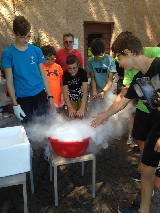 Mit Mode, Fotografie, Elektronik, Chemie, Physik und vielem mehr haben sich motivierte Mittelschülerinnen und -schüler in der zu Ende gehenden Woche in Tramin und Vahrn befasst. Im Bild der Workshop "Gib Gas" (Foto: Hans Baldauf)