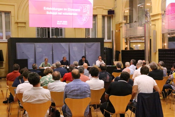 Più di 50 rappresentanti delle organizzazioni del Terzo settore hanno partecipato all'incontro di oggi nel cortile interno di Palazzo Widmann a Bolzano (Foto: ASP/Andreas Elser)