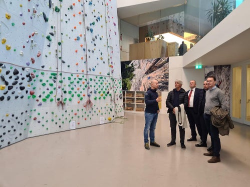 Sportminister Abodi (2.v.l.) auf Stippvisite im Kletterzentrum Heliks in Bruneck (Foto: HC Pustertal)