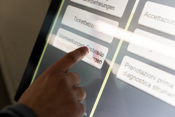 La digitalizzazione ha portato cambiamenti nella quotidianità sanitaria in Alto Adige. Le prescrizioni elettroniche, il Fascicolo Sanitario Elettronico (FSE) e vari servizi online consentono ai cittadini di usufruire delle prestazioni sanitarie in modo più semplice, più rapido e sempre più indipendente dal luogo e dagli orari di apertura. (Foto: USP/Claudia Corrent)
