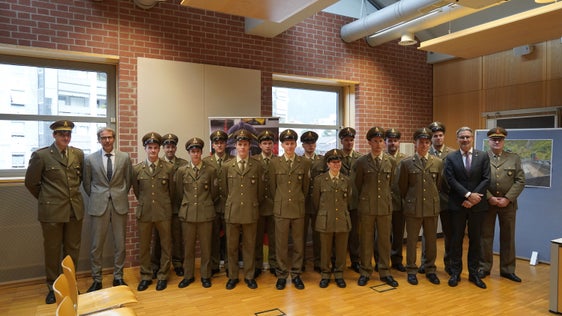 Gruppenfoto des elften Ausbildungskurses für die Berufsfeuerwehr mit Kommandant Florian Alber (rechts), Landeshauptmann und Bevölkerungsschutzlandesrat Arno Kompatscher (2.v.re.), Agenturdirektor Klaus Unterweger (2.v.li.), Kursleiter Felix Reggiani (ganz links) (Foto: LPA/Berufsfeuerwehr)