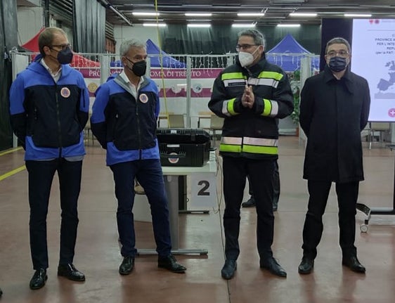 Hilfskonvoi verabschiedet: (v.l.) der Direktor der Agentur für Bevölkerungsschutz Unterweger, Bevölkerungsschutzlandesrat Schuler, Landeshauptmann Kompatscher und der Trentiner Landeshauptmann Fugatti. (Foto: Agentur für Bevölkerungsschutz/Andreas Simmerle)