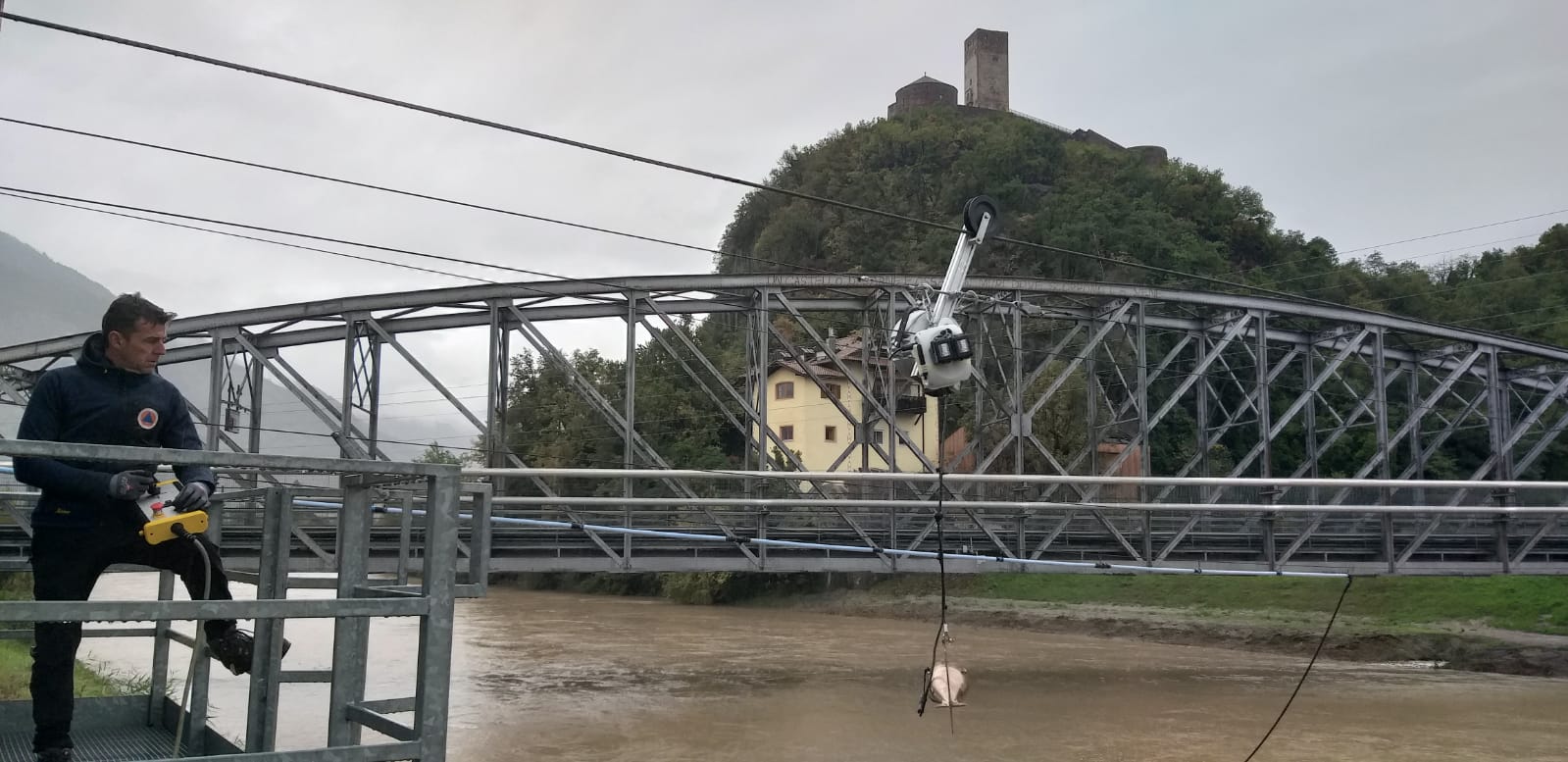 Prosegue il monitoraggio costante dei livelli sui principali corsi d'acqua della provincia. Questa la situazione odierna sul fiume Adige; all'altezza di Castel Firmiano (Foto: ASP/Agenzia per la Protezione Civile)