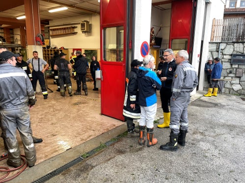 Sopralluogo a Campo di Trens. Nella foto il presidente Kompatscher (secondo da destra), a colloquio con Wolfram Gapp (nella foto l'ultimo a destra) e il direttore dell'Area funzionale bacini montani Fabio De Polo (terzo da destra nel riquadro). (Foto: ASP/Area funzionale bacini montani)