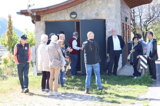 Auch bei der Pegelstation an der Etsch konnte sich die Bevölkerung kundig machen, im Bild links Rudi Nadalet vom Landesamt für Hydrologie und Stauanlagen in der Agentur für Bevölkerungsschutz. (Foto: LPA/Maja Clara)