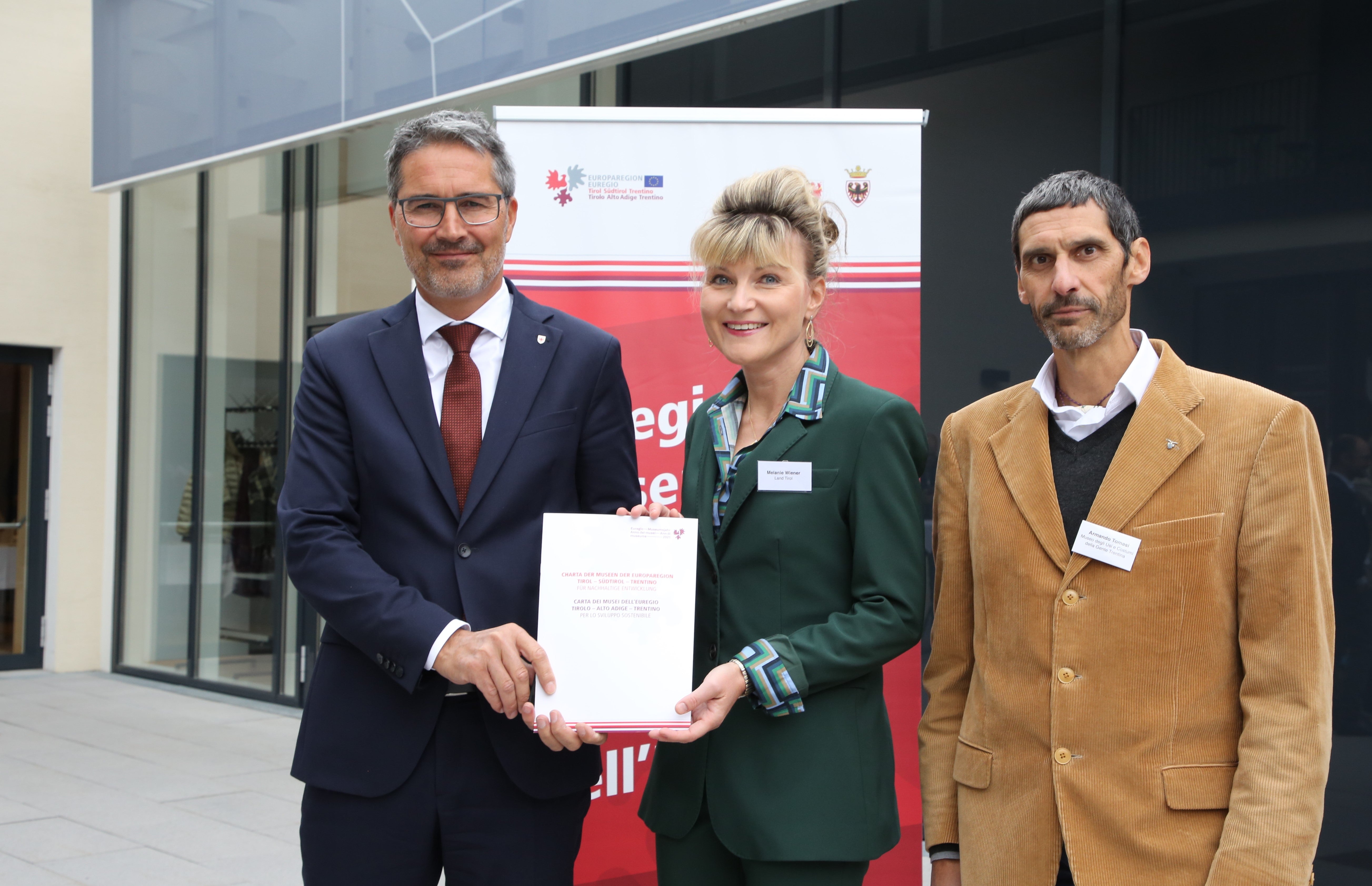 Alla Giornata dei Musei è stata presentata la Carta dei Musei dell'Euregio, nella foto il presidente della Provincia e assessore provinciale ai Musei Kompatscher con la vicedirettrice della Ripartizione Cultura del Tirolo, Melanie Wiener, e Armando Tomasi, del Museo degli Usi e Costumi della Gente Trentina (Foto: Land Tirol/Peter Leiter)