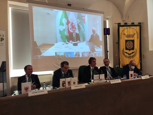 Il passaggio virtuale della Presidenza al governatore del Tirolo, Günther Platter (Foto: Regione Lombardia) 
