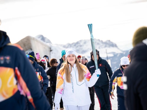 Una tedofora sorride orgogliosa durante un tratto del tragitto della torcia sul Plan De Corones. (Foto: USP/Fabio Brucculeri)