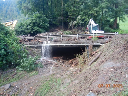 Dopo la frana lungo il rio di Rattisio Vecchio della sera del 6 luglio, l'Ufficio Sistemazione bacini montani ovest ha avviato i lavori di sgombero. (Foto: USP/Ufficio Sistemazione bacini montani ovest/Roland Gufler)