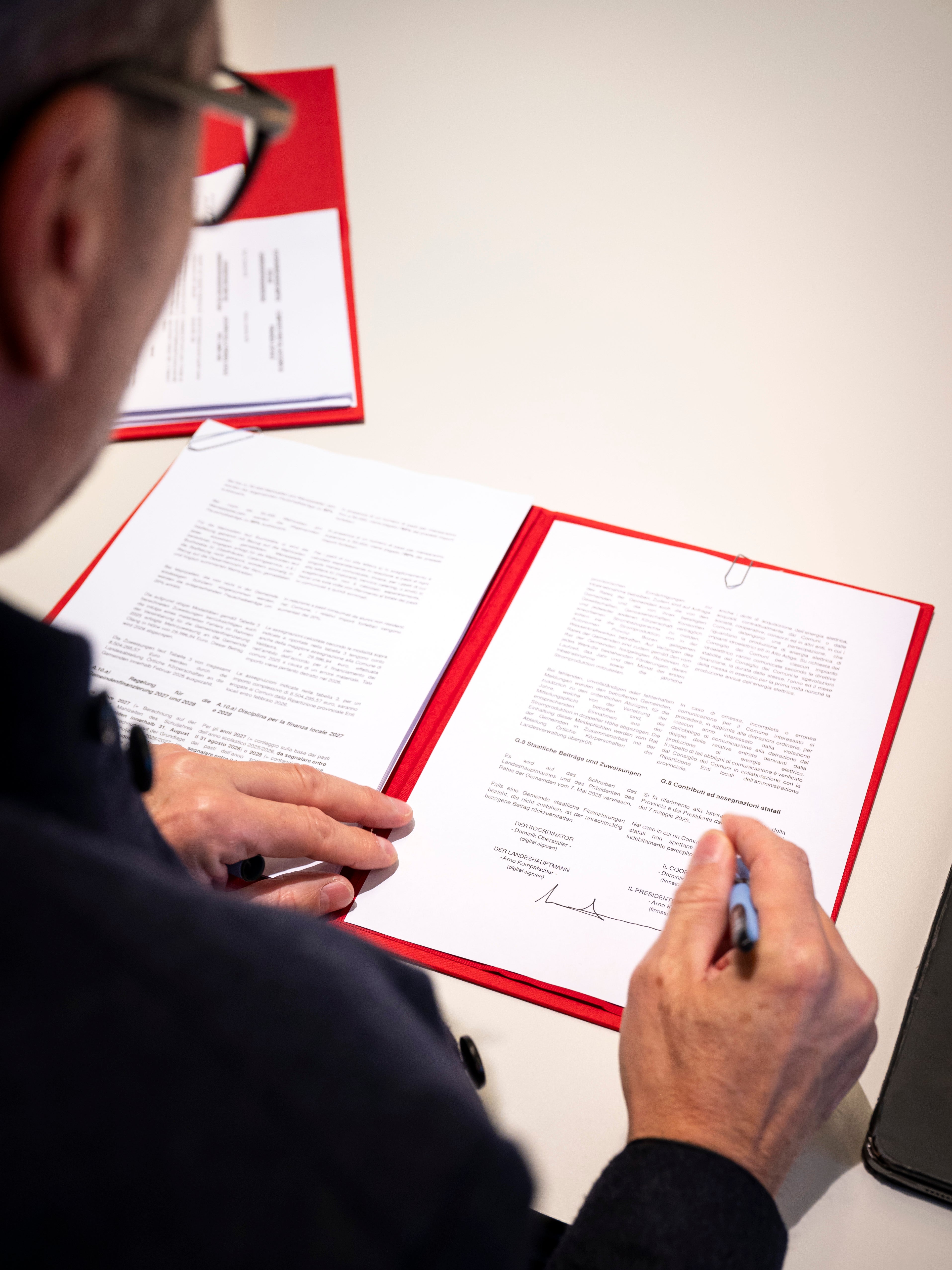 Landeshauptmann Kompatscher und Gemeindenpräsident Oberstaller haben die Vereinbarung zur Gemeindenfinanzierung 2026 unterzeichnet, welches die finanziellen Zuweisungen des Land Südtirol gegenüber den Gemeinden und Bezirksgemeinschaften festlegt. (Foto: LPA/Fabio Brucculeri)