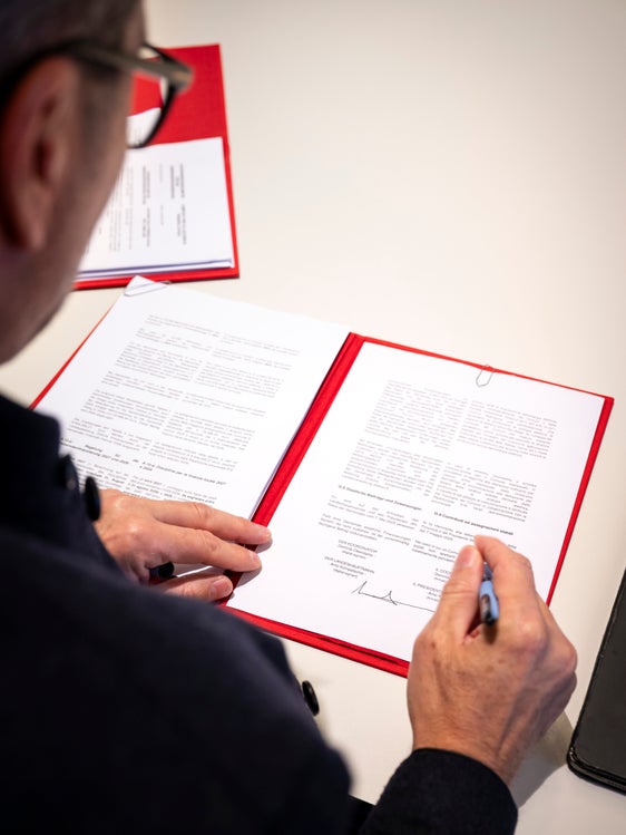 Landeshauptmann Kompatscher und Gemeindenpräsident Oberstaller haben die Vereinbarung zur Gemeindenfinanzierung 2026 unterzeichnet, welches die finanziellen Zuweisungen des Land Südtirol gegenüber den Gemeinden und Bezirksgemeinschaften festlegt. (Foto: LPA/Fabio Brucculeri)