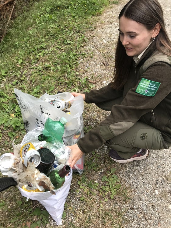 Entlang des Weges kommt einiges an Müll zusammen. Aktionstage wie die CleanUP Days sensibilisieren für einen achtsamen Umgang mit Abfällen - ein wichtiges Thema für die Südtiroler Naturparke. (Foto: LPA/Landesamt für Natur)