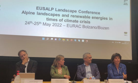 Un momento della tavola rotonda organizzata per affrontare il tema dello sviluppo territoriale. Nella foto (da sx): 
Ulrich Höllrigl (Platform Land), Liliana Dagostin (ÖeAV), Ulrich Santa (Agenzia Casaclima/Klimahaus) e l'assessora Kuenzer
(Foto: ASP/Marcella Morandini)