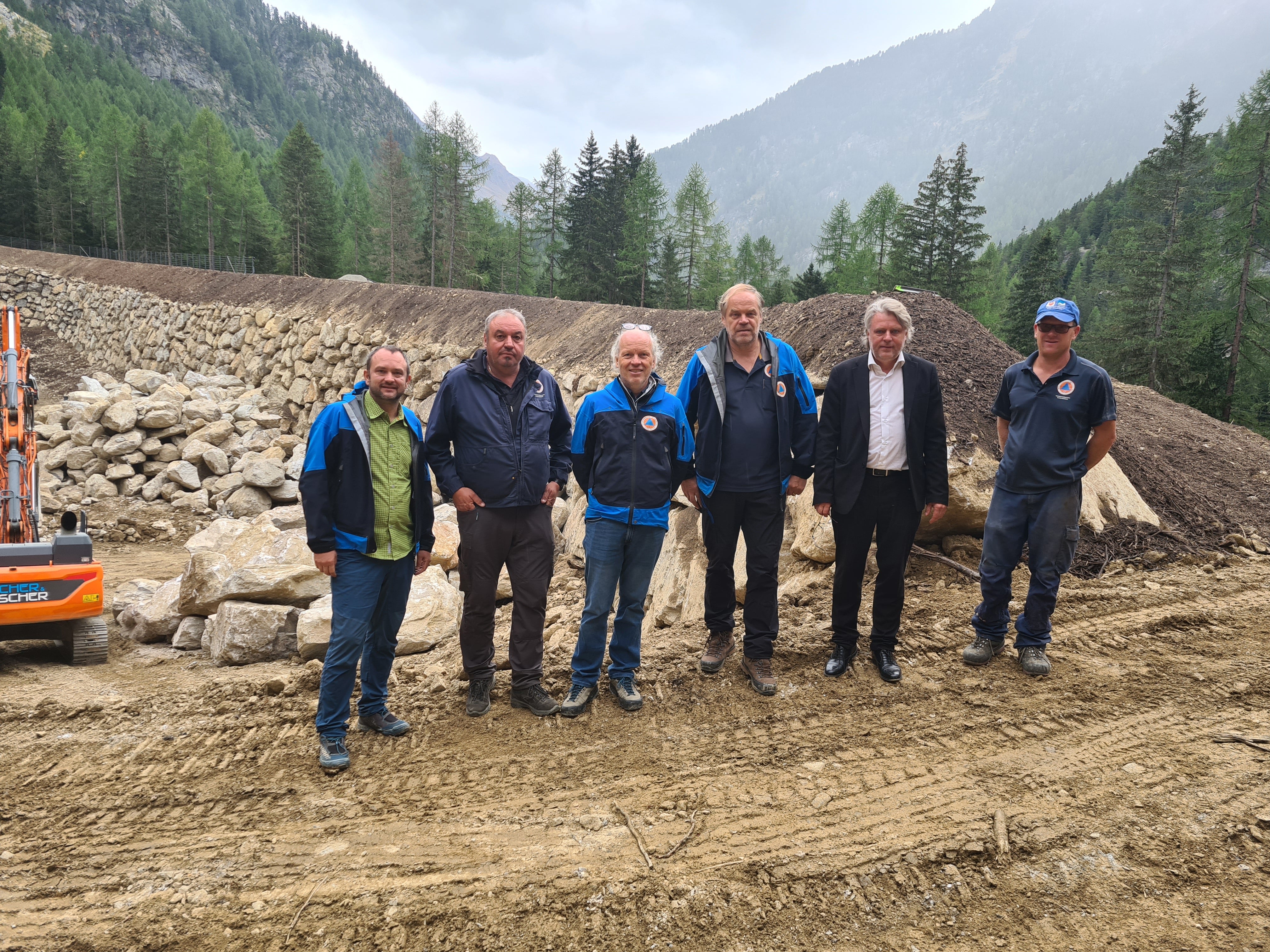 Da sin.: Florian Nössing, Hansjörg Stricker, Fabio De Polo, Peter Egger, il sindaco di Martello, Georg Altstätter, Christian Fleischmann (Foto: Ufficio sistemazione bacini montani Ovest)