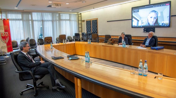 Auch die Reform des Dritten Sektors war Thema des Austauschs zwischen LH Kompatscher (l.) sowie Präsidentin Siri und Direktor Bonamico vom Weißen Kreuz. (Foto: LPA/Fabio Brucculeri) 