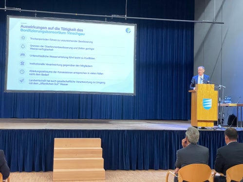 Gottfried Niedermair, seit über 20 Jahren Direktor des Bonifizierungskonsortiums: Die Projekte zeichnen sich vor allem durch eine optimierte Wasserverteilung in der landwirtschaftlichen Bewässerung aus. Wasserressourcen können dadurch besser genutzt und bedarfsgerechter zugewiesen werden. Grundsätzlich wurden die bestehenden Bewässerungsanlagen mit moderner Technik angepasst. Es wurden Filterstationen und Übergabestationen errichtet sowie die Anlagen automatisiert. Sie können heute mittels Tablet oder Smartphone gesteuert werden und verfügen über verschiedene Überwachungsfunktionen. Dadurch lassen sich Bewässerungsperioden gezielter und flexibler steuern, sei es kürzer oder länger, sodass der tatsächliche Wasserbedarf möglichst genau gedeckt werden kann. (Foto: LPA/G.News)
