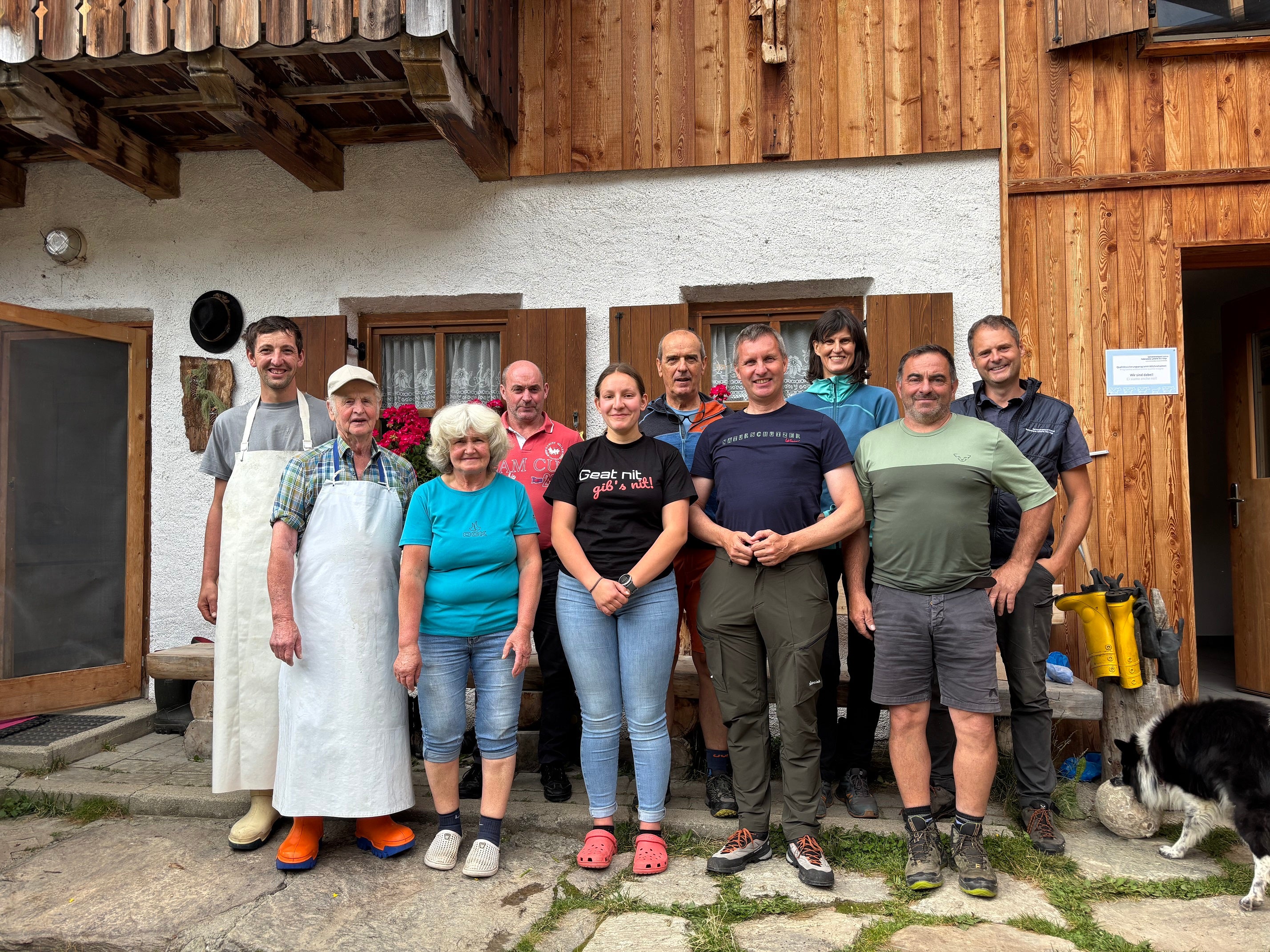 Links im Bild Familie Abertegger mit Landesrat Luis Walcher (vorne, Zweiter von rechts), Abteilungsdirektor Martin Pazeller (zweite Reihe, Dritter von rechts), Direktorin des Sennereiverbands Südtirol Annemarie Kaser (zweite Reihe, Zweite von rechts), Bertram Stecher (zweite Reihe, ganz rechts) und Almmeister Hans Waldner (vorne, ganz rechts) (Foto: LPA/Ressort Landwirtschaft, Forstwirtschaft und Tourismus)

