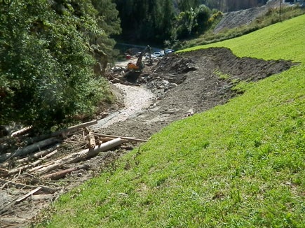 Entlang des Pfarrbachs (im Bild nach den Schäden des Unwetters vom 5. August) entsteht die neue Hauptkanalisierung. (Foto: LPA/Landesamt für Gewässerschutz)