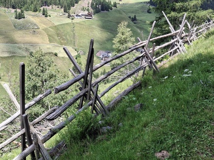 Nel 2026 sono state presentate, in termini numerici, la maggior parte delle domande per la costruzione e la manutenzione di steccati tradizionali in legno, per le quali l’Amministrazione provinciale ha stanziato circa 530.000 euro. (Foto: USP/Horand I. Maier)