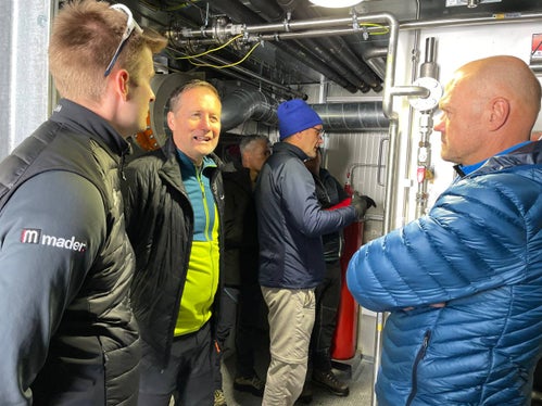 Landesrat Bessone (Mi.) beim Lokalaugenschein: Erste Schutzhütte über 3.000 Meter Seehöhe mit 100 Prozent grüner Energie und ohne CO2-Emissionen. (Foto: LPA/Landesvermögensabteilung)