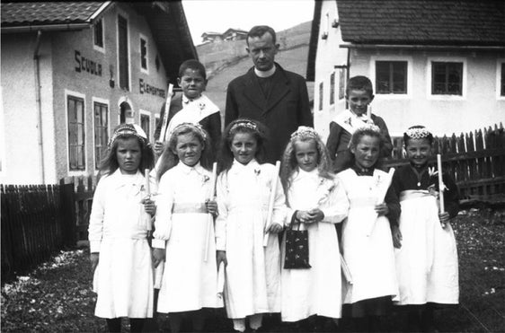 Die Alte Volksschule Ahornach wurde 1892/93 erbaut und erzählt die Bildungsgeschichte des Ortes über Generationen. (Foto: LPA/Landesdenkmalamt)