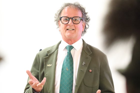 Glückwunsch den neuen Jagdaufsehern: Landesjägermeister Günther Rabensteiner (Foto: LPA/Maja Clara)