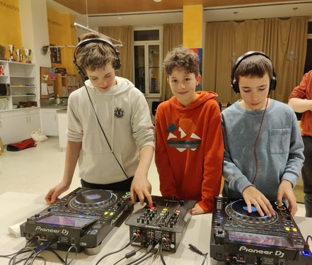 Was ein DJ macht konnten Jugendliche im DJ-Workshop nachvollziehen. (Foto: LPA/Jugenddienst Mittleres Etschtal)