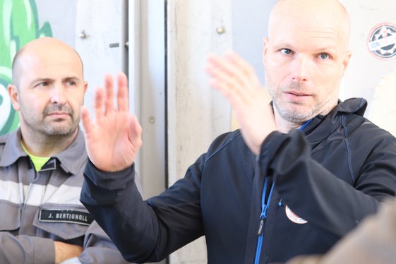 Einblick in den Hochwasserschutz für Neumarkt: der Direktor des Landesamtes für Wildbach- und Lawinenverbauung Süd Thomas Thaler (rechts) und Feuerwehrkommandant Johannes Bertignoll (links). (Foto: LPA/Maja Clara)