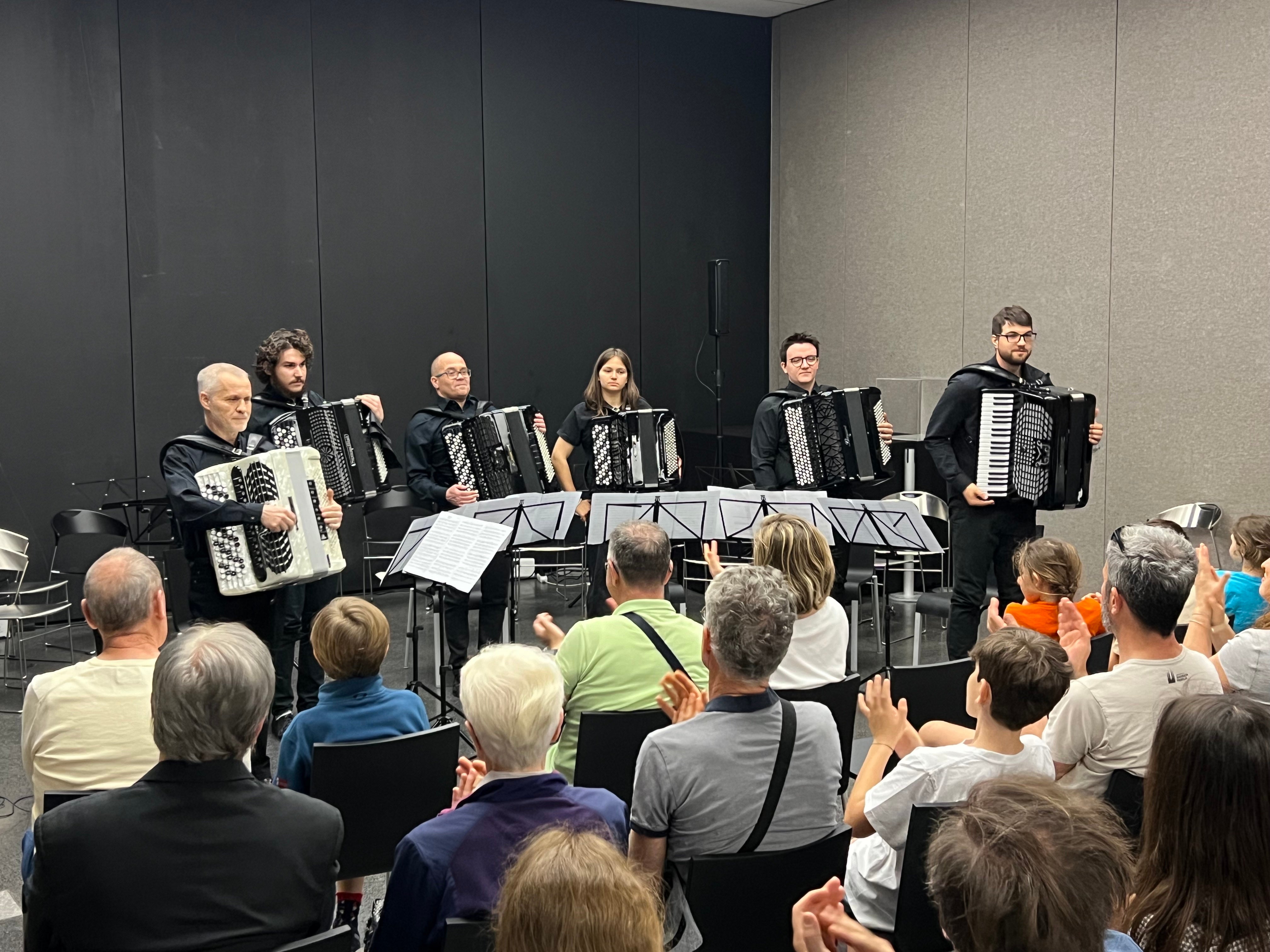 Un anno fa, l'ensemble di fisarmoniche delle scuole di musica sotto la direzione di Karl Hubert al Museion di Bolzano. Il versatile strumento potrà presto essere ascoltato nuovamente in tre concerti: il 4, 5 e 6 aprile.(Foto: USP/Norbert Aster)