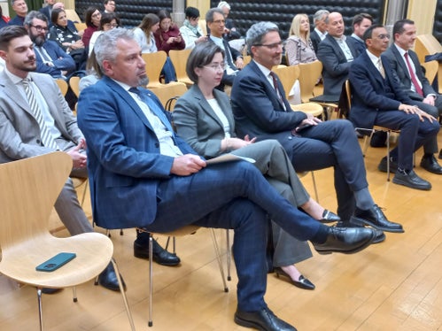 La presidente di AIDP Trentino-Alto Adige/Südtirol, Benedetta Dalbosco, tra il direttore generale Steiner e il presidente Kompatscher (Foto: ASP/mdg)