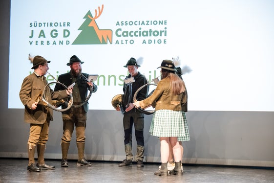 Die Jagdhornbläsergruppe Tisens hat die Feierstunde im Waltherhaus musikalisch gestaltet. (Foto: LPA/Bernhard Aichner)
