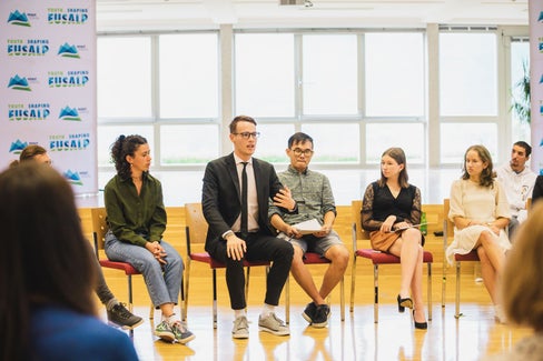 Giovani fra 18 e 29 anni possono candidarsi entro il 13 maggio per il Consiglio dei Giovani di EUSALP. (Foto: Eusalp/Land Tirol)