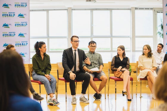 Giovani fra 18 e 29 anni possono candidarsi entro il 13 maggio per il Consiglio dei Giovani di EUSALP. (Foto: Eusalp/Land Tirol)