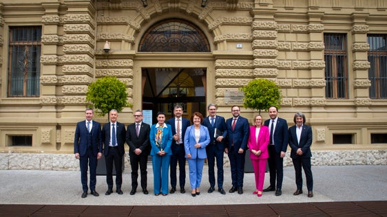 I componenti della nuova Giunta provinciale alle porte di Palazzo Widmann (Foto: ASP/Fabio Brucculeri)