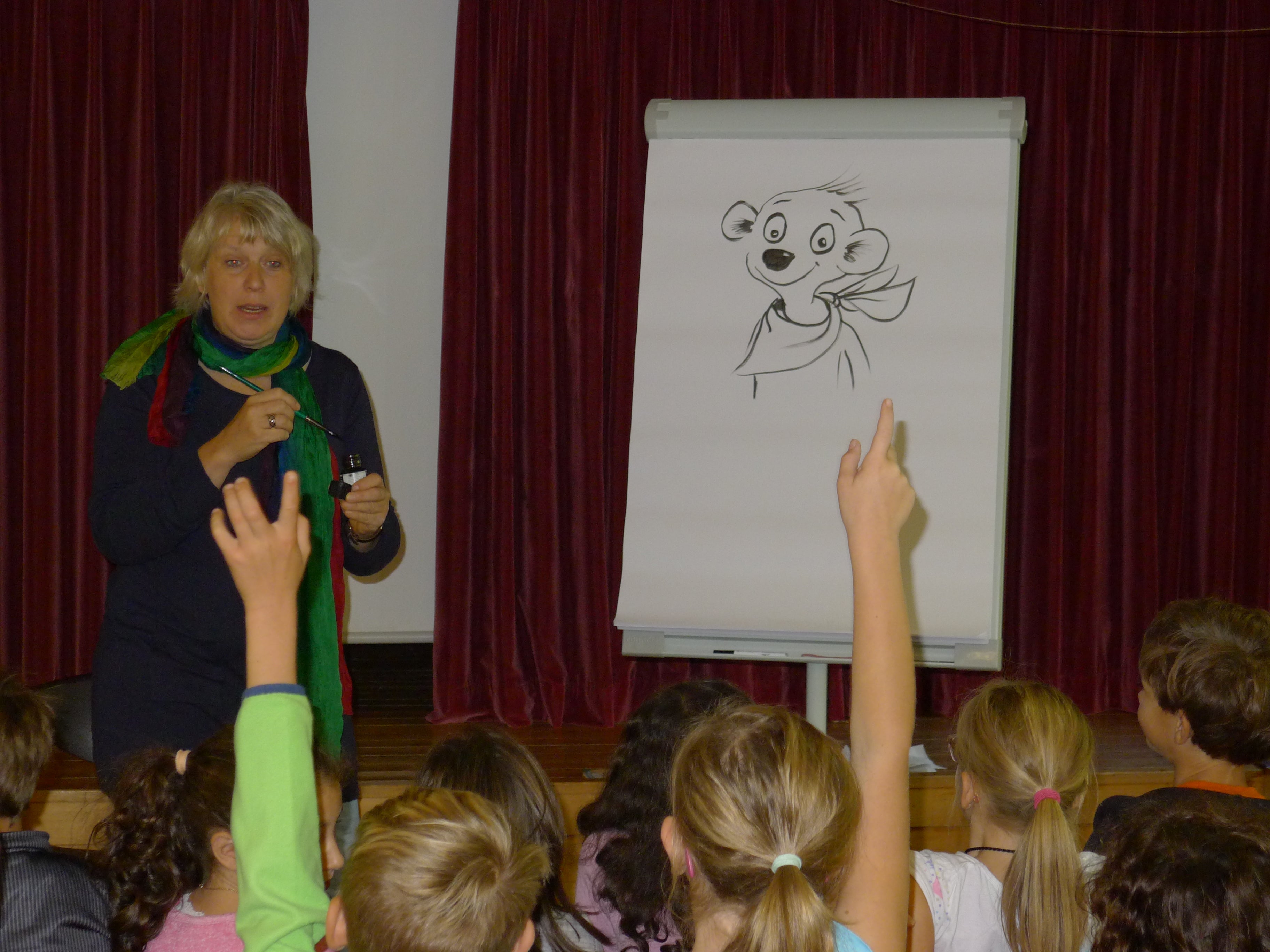 Die Illustratorin Julia Ginsbach bei einer Lesung an der Grundschule Tisens. (Foto: LPA)