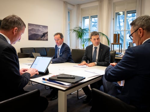 Breites Spektrum an Themen vertieft: HGV-Direktor Raffael Mooswalder und HGV-Präsident Klaus Berger im Gespräch mit Landeshauptmann Arno Kompatscher (ganz rechts) und Landesrat Luis Walcher (im Vordergrund links) am 3. Februar im Büro des Landeshauptmanns. (Foto: LPA/Fabio Brucculeri)