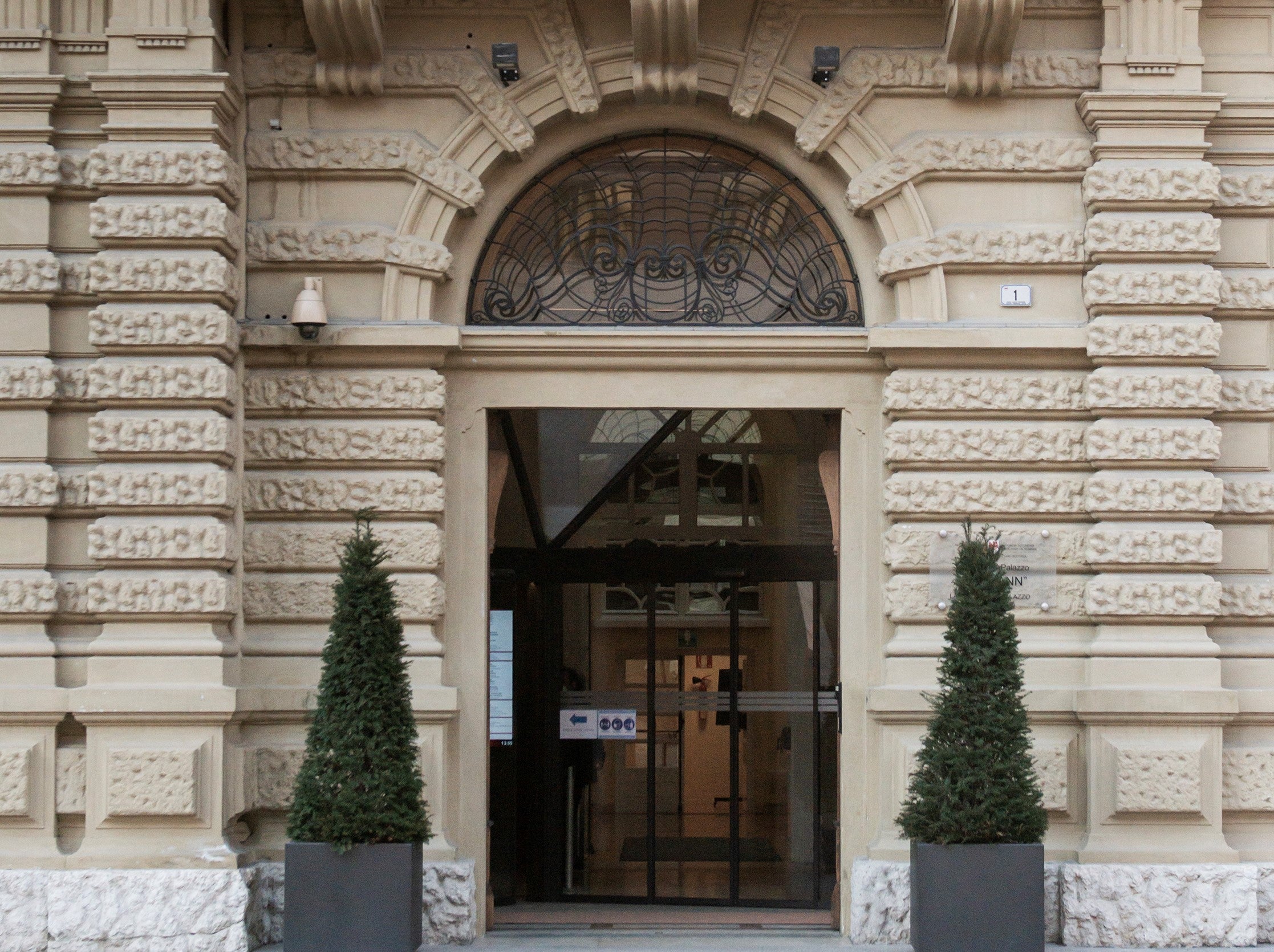 Immer am Dienstag Vormittag tagt die Landesregierung, im Bild der Eingang zum Landhaus 1 in Bozen. (Foto: LPA/Peter Daldos)