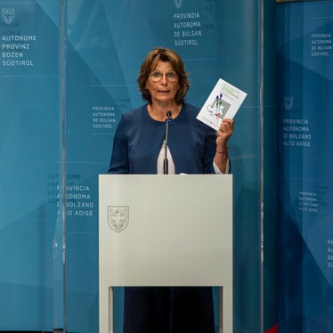 LRin Hochgruber Kuenzer betonte den Hauptzweck des Technischen Leitfadens: Eine sichere inhaltliche Grundlage für die Ausarbeitung des Gemeindeentwicklungsprogramms geben. (Foto: LPA/Fabio Brucculeri)