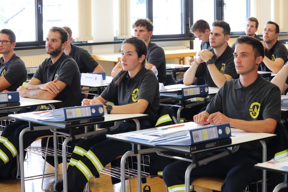 Gespannte Aufmerksamkeit: Am 1. September ist der Ausbildungskurs für Berufsfeuerwehrleute gestartet. (Foto: LPA/Maja Clara)