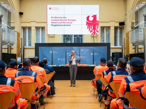 Personallandesrätin Magdalena Amhof hieß die neuen Mitarbeiter willkommen und betonte die Bedeutung ihrer Aufgabe für die gesamte Bevölkerung. Die Straßenwärter sorgen jeden Tag dafür, dass Kinder und Jugendliche sicher zur Schule kommen und Menschen ihren Arbeitsplatz erreichen. Darauf können sie stolz sein, sagte Amhof. (Foto: LPA/Fabio Brucculeri)