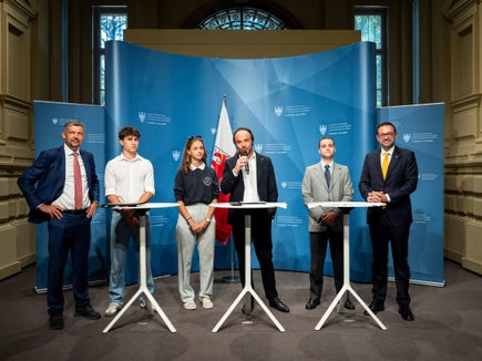 Ai 3 de setëmber iel unì prejentà la charta nueva di sculeies y dla sculées (da man ciancia) assessëur Daniel Alfreider, Jan Paul Promberger, Julia Moosburger, assessëur Philipp Achammer, Marco Fauni y assessëur Marco Galateo. (Foto: USP/Fabio Brucculeri)