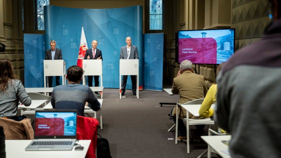 Stellten die Luftqualitätsdaten 2024 vor und bewerteten die Entwicklungen der wichtigsten Luftschadstoffe in Südtirol: (v.l.) Georg Pichler, Direktor des Landesamtes für Luft und Lärm, Landesrat Peter Brunner und Luca Verdi, Direktor des Labors für Luftanalysen und Strahlenschutz, bei der Pressekonferenz am 27. März. (Foto: LPA/Fabio Brucculeri)