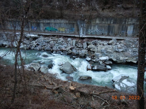 Vor den Instandsetzungsarbeiten des Landesamtes für Wildbach- und Lawinenverbauung Nord: Unterspülte und zerstörte Abschnitte an den Schutzmauern am Ufer des Eisacks im Bereich der früheren Eisenbahnstation Kastelruther Haltestelle. (Foto: LPA/Landesamt für Wildbach- und Lawinenverbauung Nord)